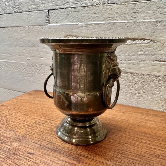 SHERIDAN, SILVER PLATE, MINIATURE CHAMPAGNE BUCKET WITH LION HEAD RINGS. - Picture 2 of 9